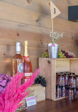 Décoration et installation du Brunch du Chalet du Golf avec verres et boissons entourés de fleurs et de fruits.