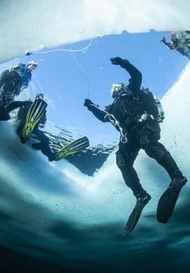 Activités plongée sous glace vue d'en dessous