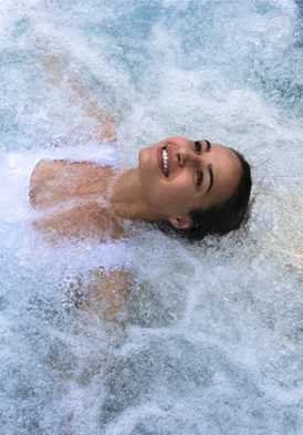 Hôtel Royal, 5 étoiles à Evian - Femme allongée dans le parcours hydrocontact de l'EVIANSPA