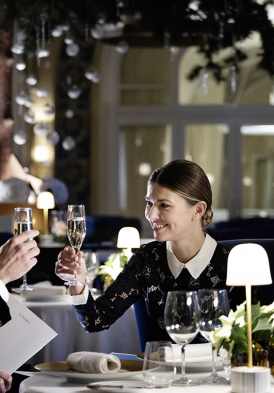 Hôtel Royal, 5 étoiles à Evian - Couple trinquant au restaurant Les Fresques pendant les fêtes