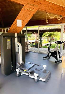 Hôtel La Verniaz, 4 étoiles à Evian - Salle de fitness proche de la piscine avec tapis, rameur, vélo...