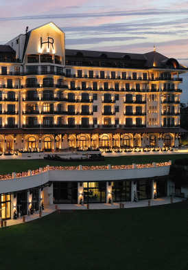 Hôtel Royal, hôtel 5 étoiles à Evian - Façade de l'hôtel Royal illuminée