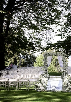 installation d'autel de mariage en extérieur par l'Evian Resort Events