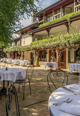 Terrasse du restaurant le Bistro de la Verniaz avec des nappes blanches