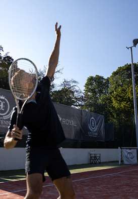 Hôtel Royal, 5 étoiles, Hôtel Ermitage, 4 étoiles à Evian - Coach de tennis prêt à recevoir une balle
