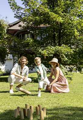 Hôtel La Verniaz, 4 étoiles à Evian - Couple avec un enfant jouant au molkky dans le jardin de la Verniaz