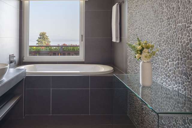 Hôtel Ermitage, 4 étoiles à Evian - Salle de bain de la Suite vue lac avec baignoire