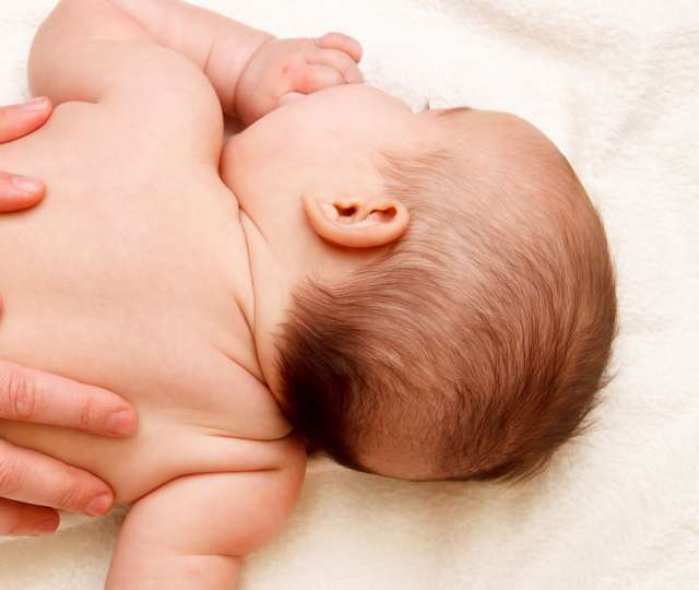 Hôtel Royal, hôtel 5 étoiles à Evian - Mains de maman faisant un massage à son bébé sur le ventre.