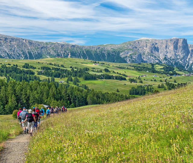 Evian Event - Groupe en randonnée montagne