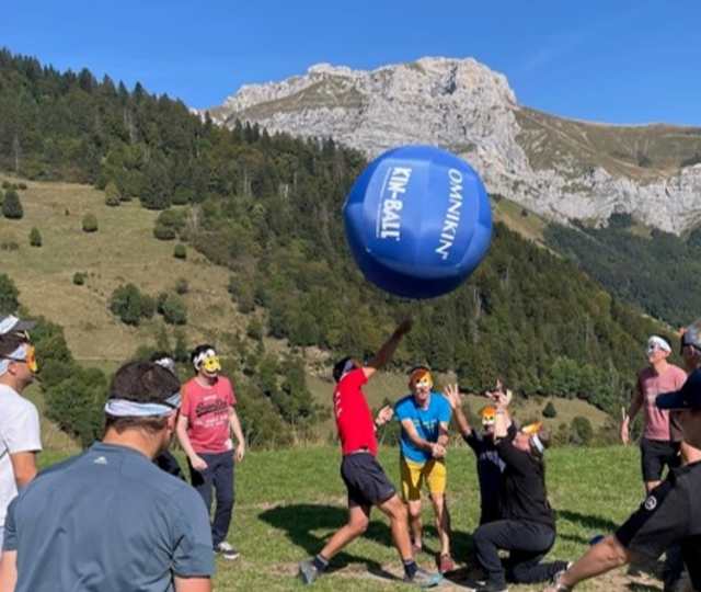 Un groupe de personnes participant à l'olympiades