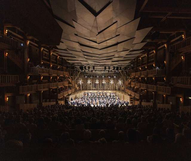 Les Mélèzes, salles de spectacles à Evian - Salle de la Grange au Lac remplie avec un orchestre