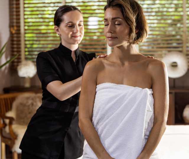 Hôtel Ermitage, hôtel 4 étoiles à Evian - Femme se faisant masser