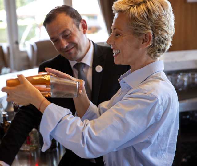 Deux personnes faisant un atelier mixologie des cocktails