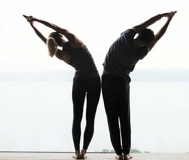 Hôtel Royal, 5 étoiles à Evian - Couple de dos faisant une position de yoga face au lac Léman