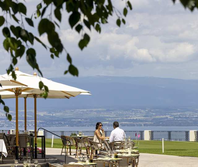 Hôtel Royal, 5 étoiles à Evian - couple en terrasse face au lac Léman