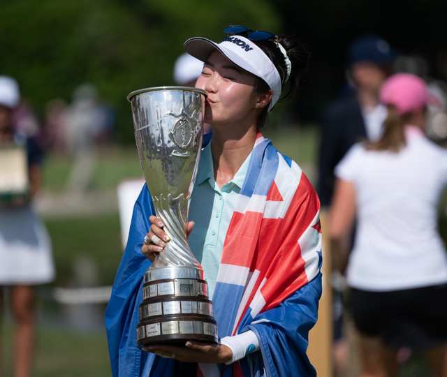 Evian Resort Golf Club à Evian - Grace Kim, gagnante qui embrasse la coupe