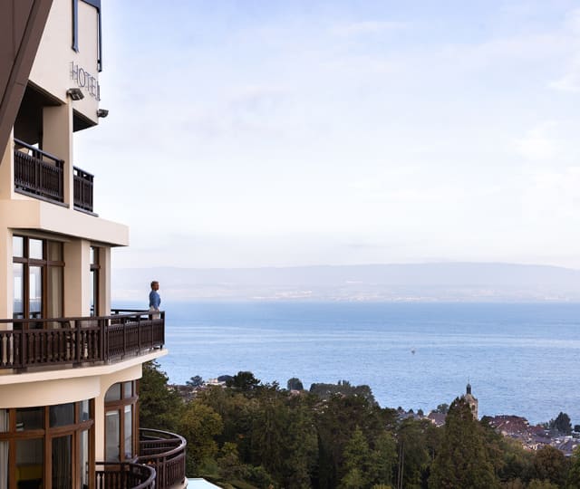 vue plongeante depuis le balcon d'une suite