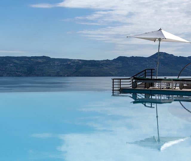 Poolbar sur les bords de la piscine de l'hôtel royal evian