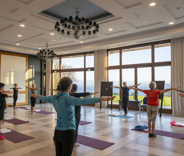 Hôtel Royal, 5 étoiles à Evian - Groupe de femmes faisant du yoga dans les salons de l'hôtel