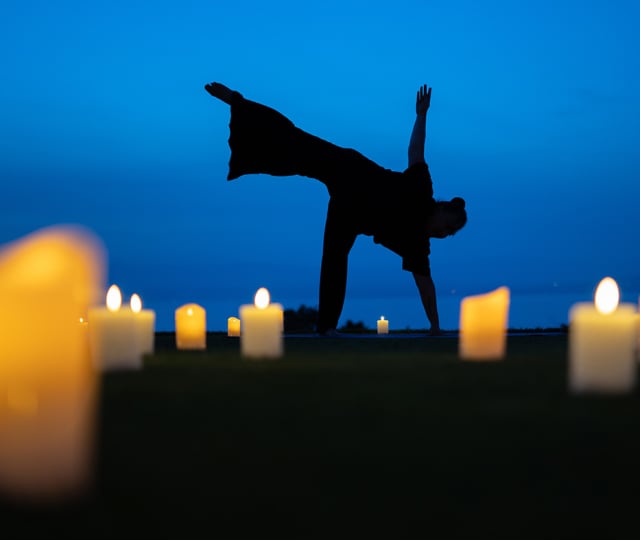 Hôtel Royal, 5 étoiles à Evian - Ombre d'une femme en position de yoga au milieu de bougies