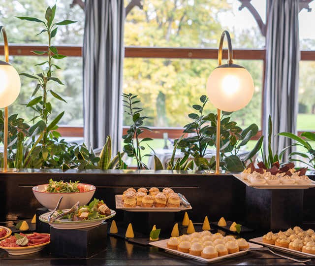 Présentation du brunch de l'hôtel Royal avec pâtisseries et entrées