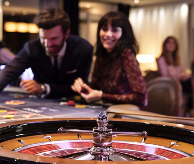 Roulette au Casino avec deux personnes qui jouent en arrière plan