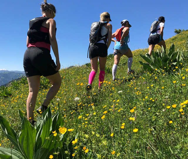 Hôtel Ermitage, 4 étoiles à Evian - 4 femmes de dos en randonnée