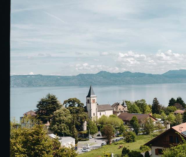 Hôtel Ermitage, 4 étoiles à Evian - vue depuis les balcons de l'hôtel vers le clocher et le lac Léman
