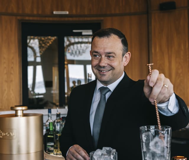 Davide truppia, directeur du bar de l'hôtel royal evian et maestro des cosktails