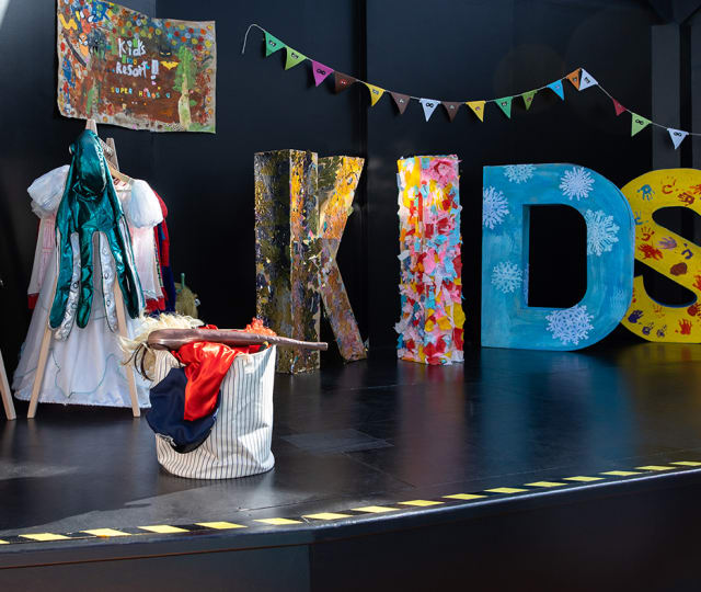 Décors du Kid's Resort avec la scène rempli de costumes et déguisements pour les spectacles