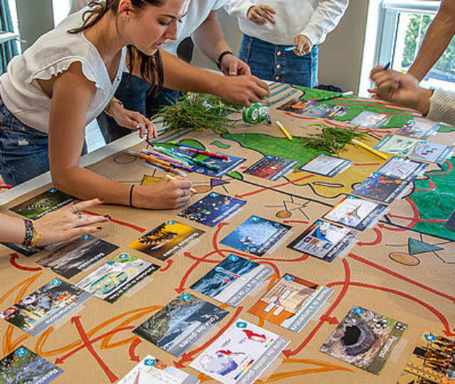 Un groupe de personnes jouant à des jeux visant à sensibiliser aux enjeux environnementaux.