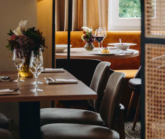 Hôtel Ermitage, 4 étoiles à Evian - Restaurant La Table, ambiance feutrée, table dressée avec fleurs sur table