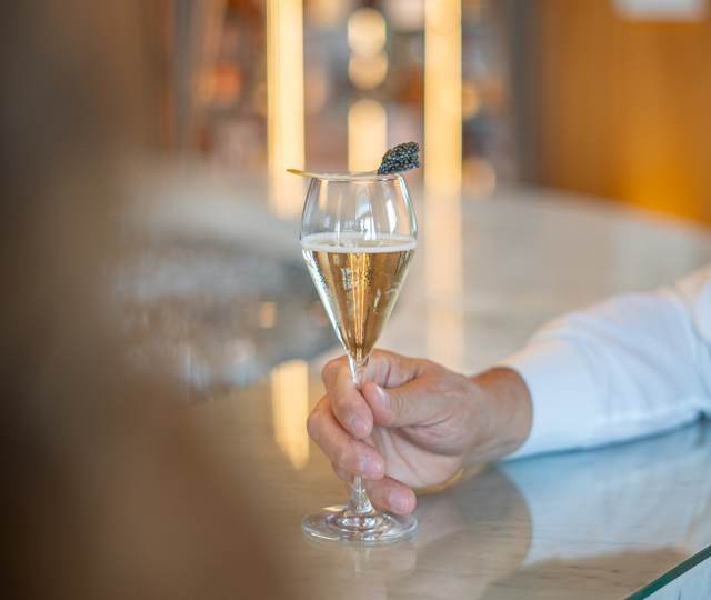 verre de Taittinger et caviar prunier au bar de l'Hôtel Royal - bloc texte+image.jpg