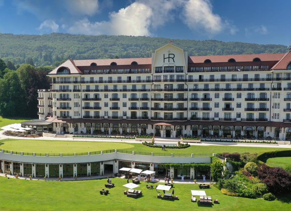 Façade de l'Hôtel Royal vue depuis le potager