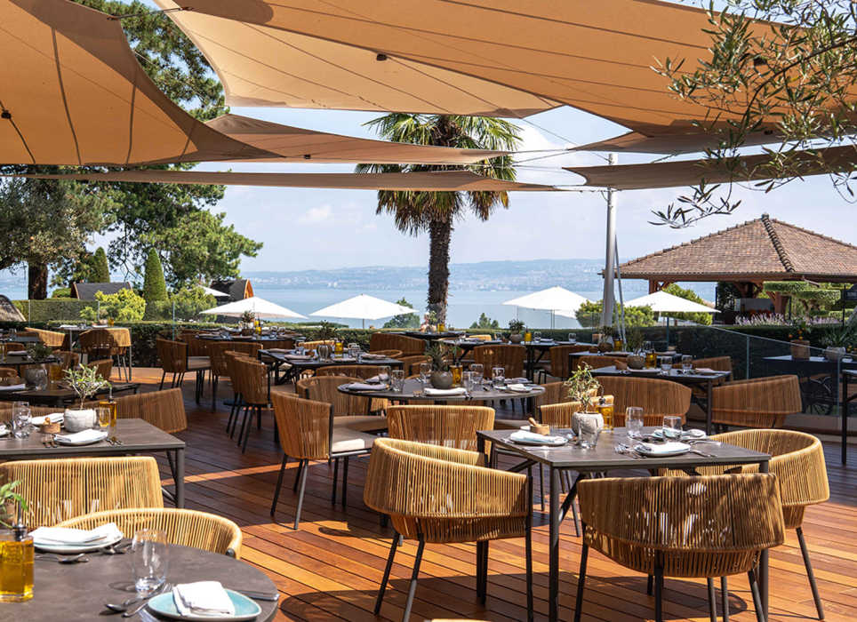 Hôtel Royal, 5 étoiles à Evian - Restaurant d'été L'Oliveraie face au lac Léman