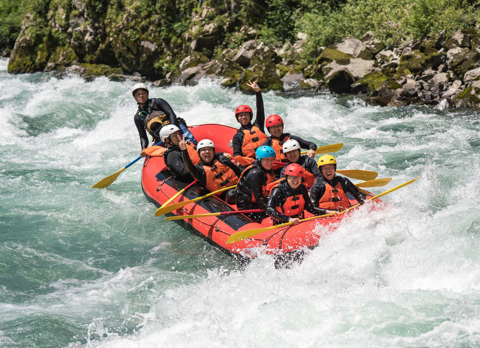 9 personnes faisant l'Activité rafting avec le service Sport et Culture