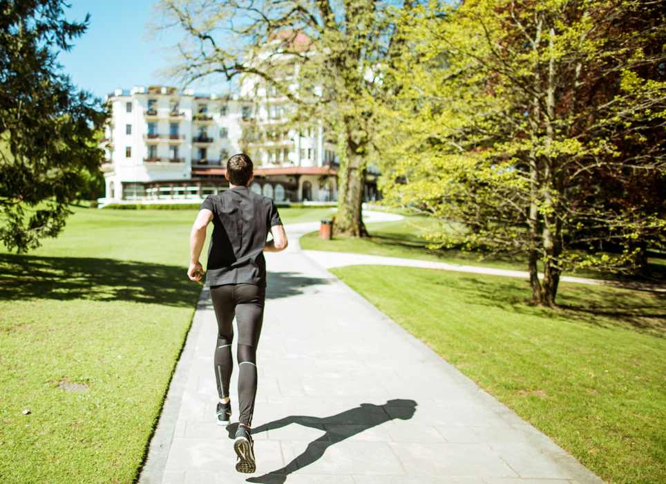 Hôtel Royal, 5 étoiles à Evian - Homme de dos qui court dans le parc de l'hôtel