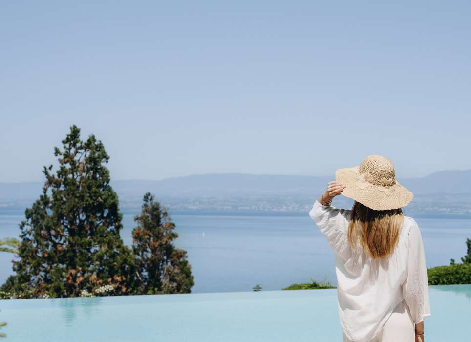 HR_Femme de dos face au lac Léman et piscine.jpg