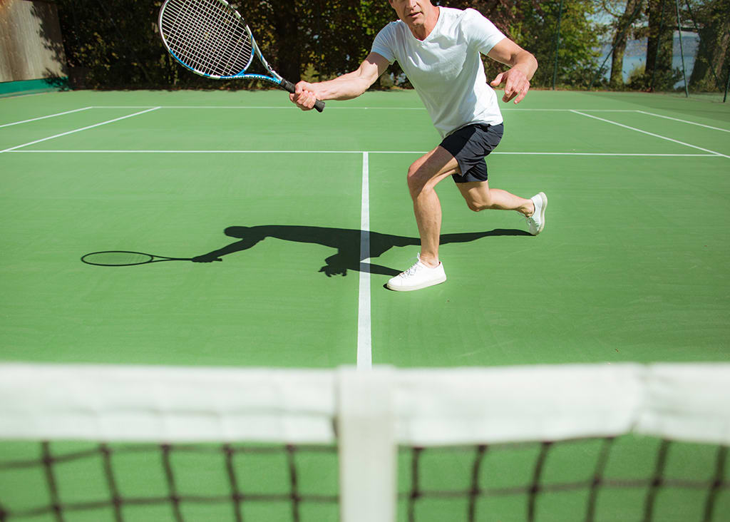 coach de tennis sur un des court de tennis et de padel de l'hôtel royal à l'evian resort