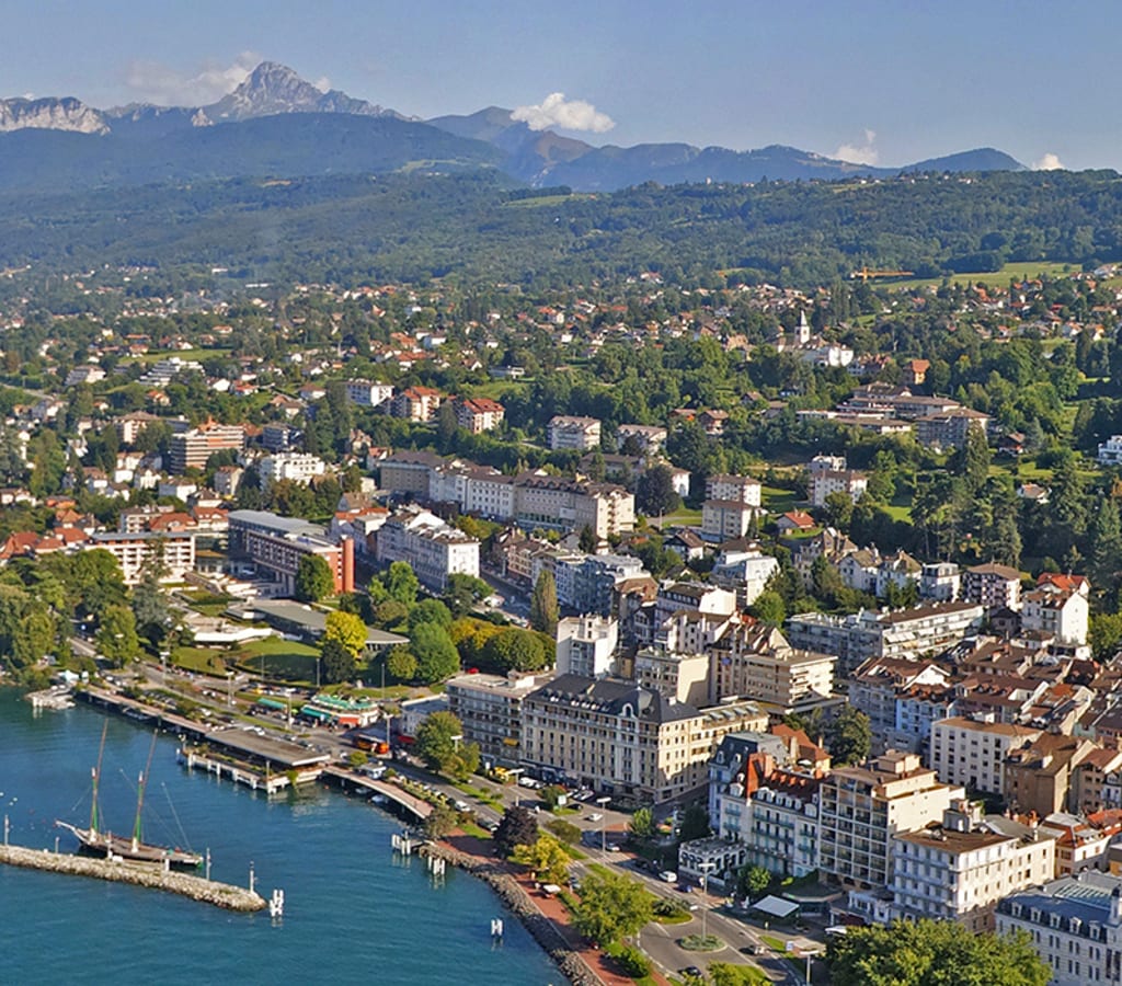 ville d'evian les bains avec l'hôtel royal et l'hôtel ermitage en fond