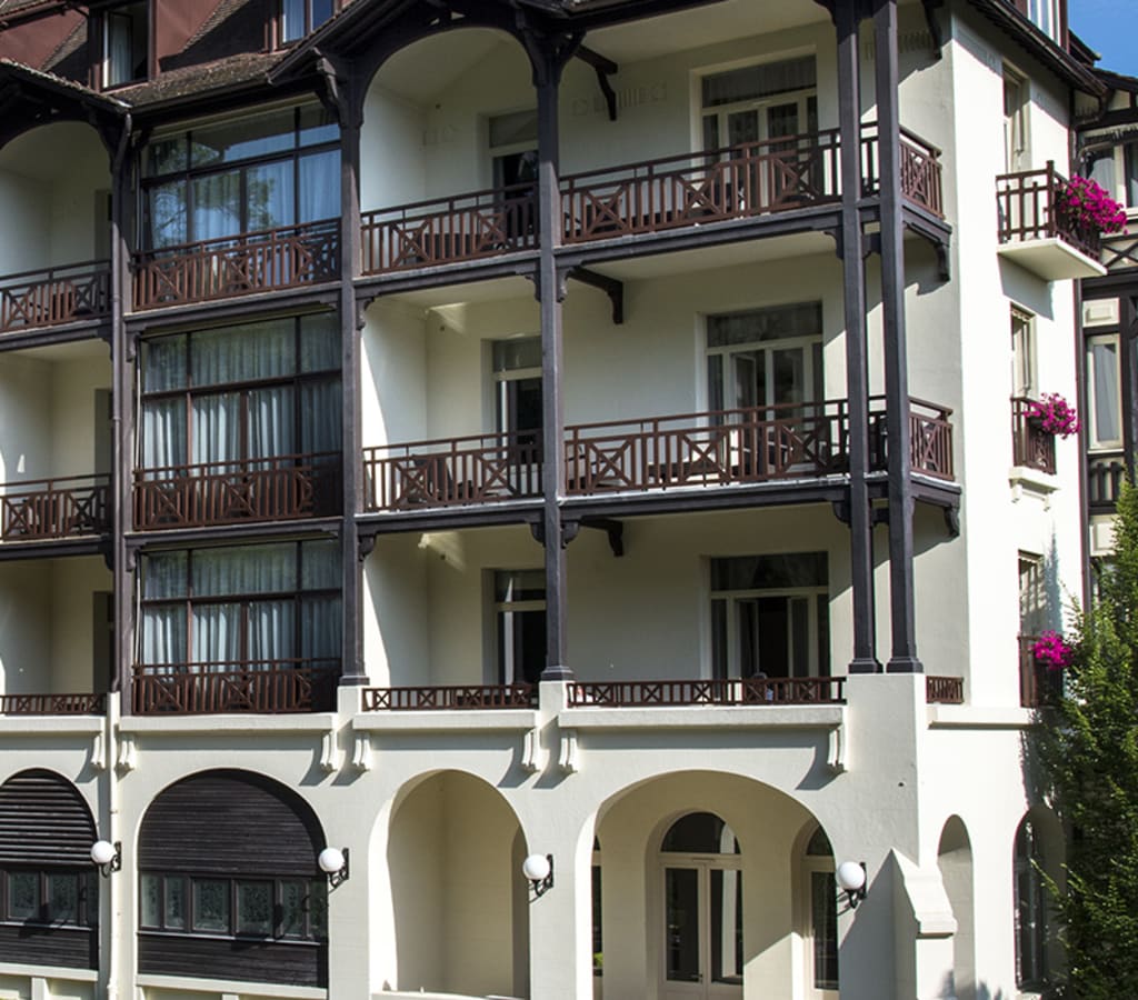Entrée de l'Hôtel Ermitage avec sa façade arrière