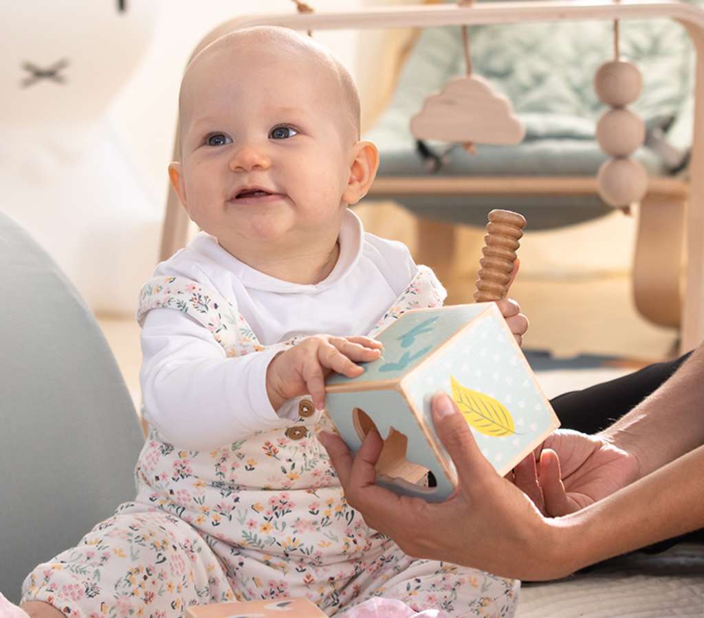 Bébé jouant avec une éducatrice du Kid's Resort