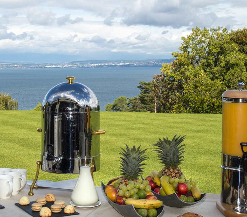 Buffet installé en extérieur sur les terrasses du centre de conférence de l'Hôtel Royal avec vue sur le lac Léman