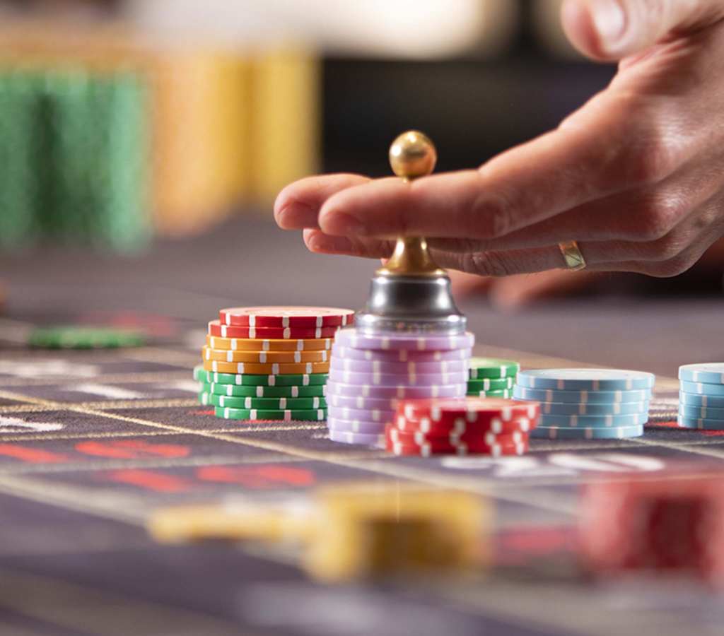 Jeu de table au Casino Evian avec des jetons sur table