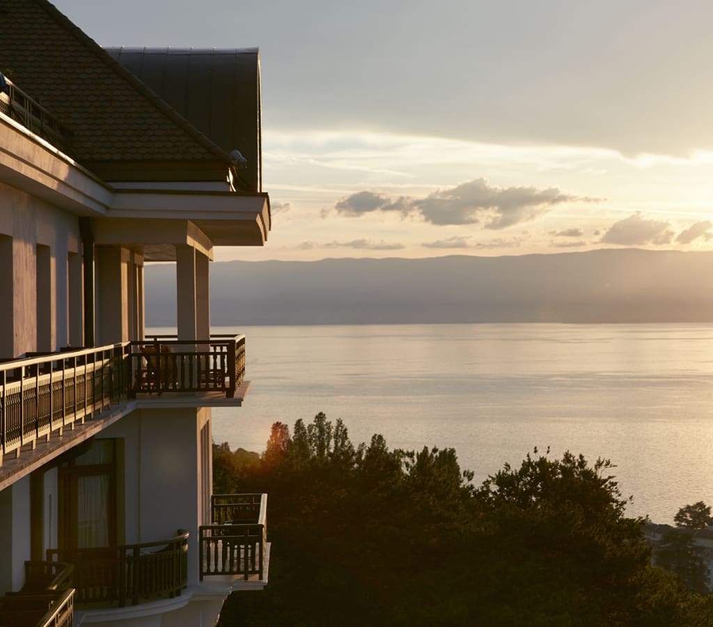 photo aux couleur de l'automne avec vue aérienne de l'Hôtel Royal, de la ville d'Evian et du lac Léman