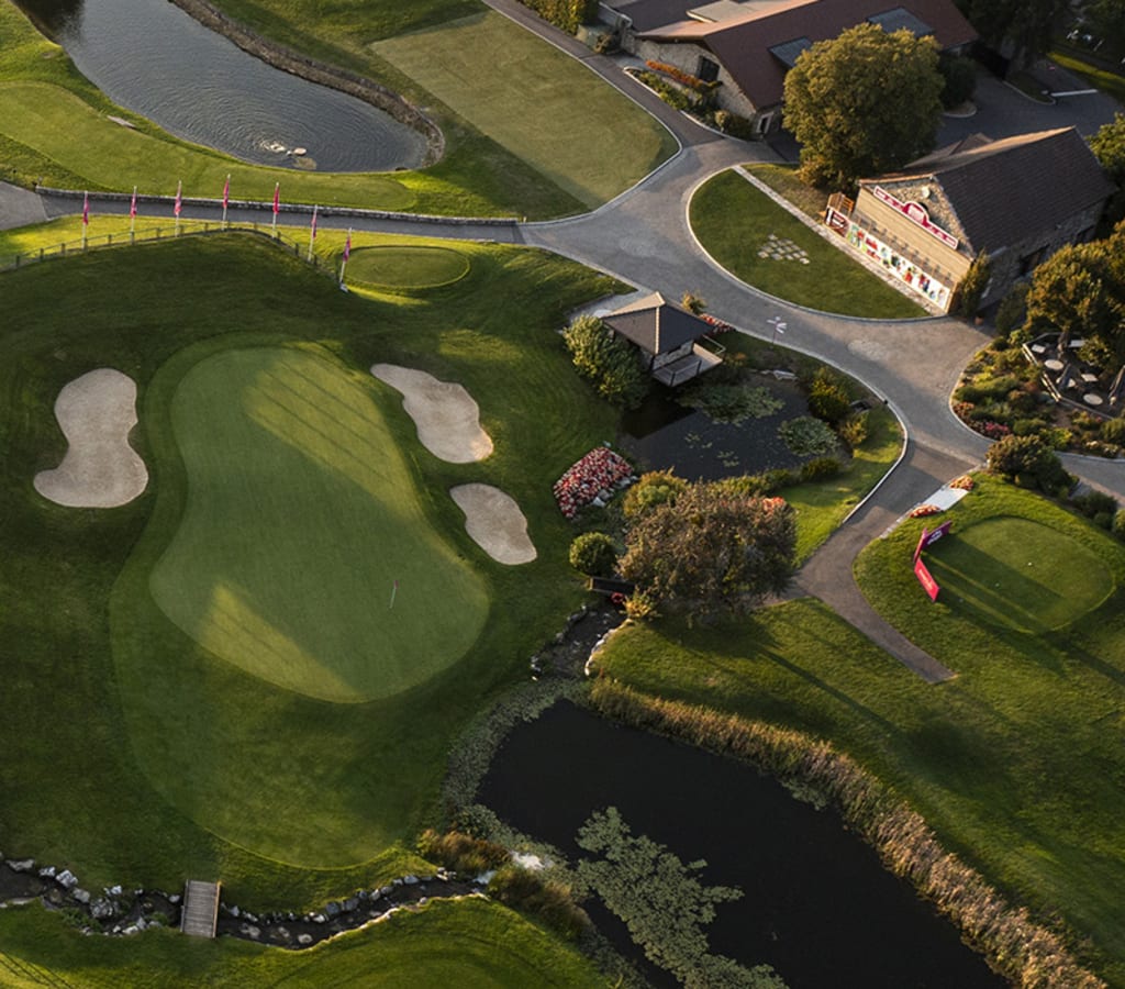 Parcours de golf vue du ciel de l'Evian Resort Golf Club à l'Evian Resort
