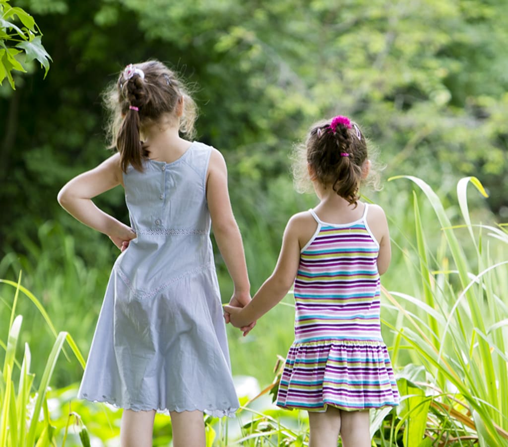 Deux petites filles dans le parc de l'Hôtel Royal Evian
