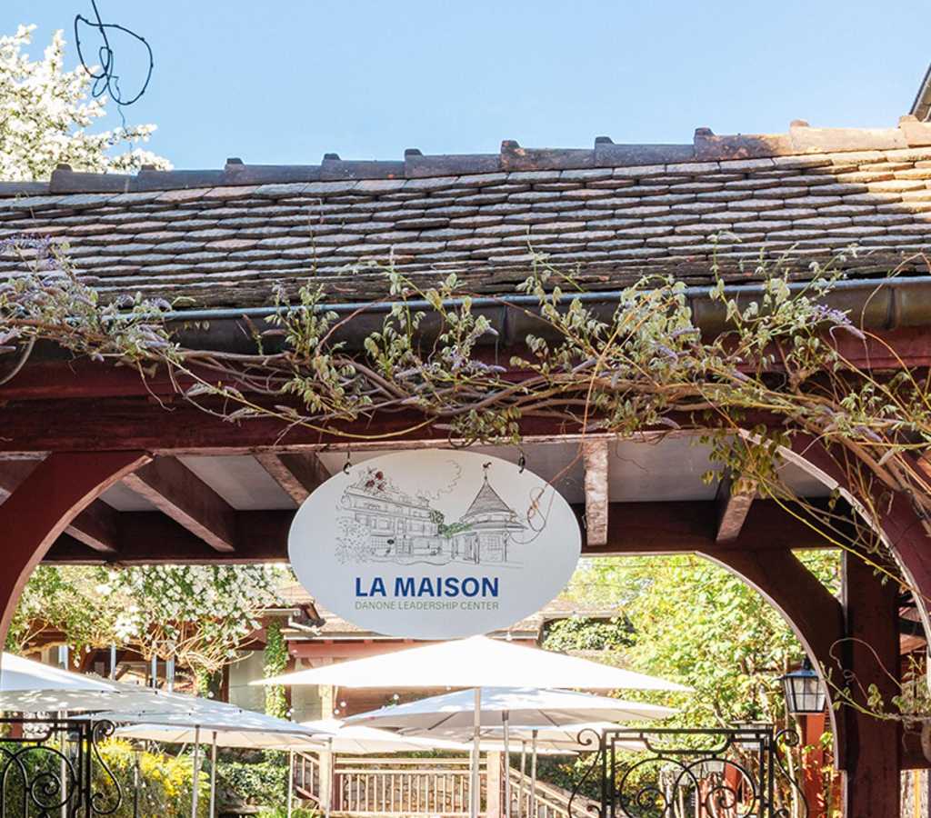 Hôtel La Verniaz, 4 étoiles à Evian - Réception de l'hôtel La Verniaz avec écrit La Maison, Danone Leadership Center