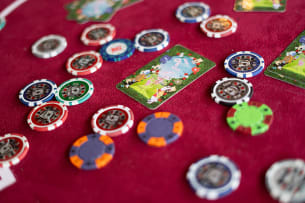 Jeux de poker disponible au Teens Club du Kids Resort.
