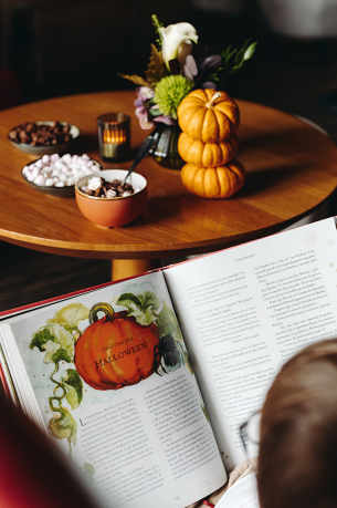Hôtel Royal, 5 étoiles, Hôtel Ermitage, 4 étoiles - Enfant lisant un livre décoration halloween